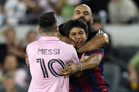 بعد خدمة الأسطورة.. حارس ميسي الشخصي يتقمص دور "النجم" بهدف عالمي